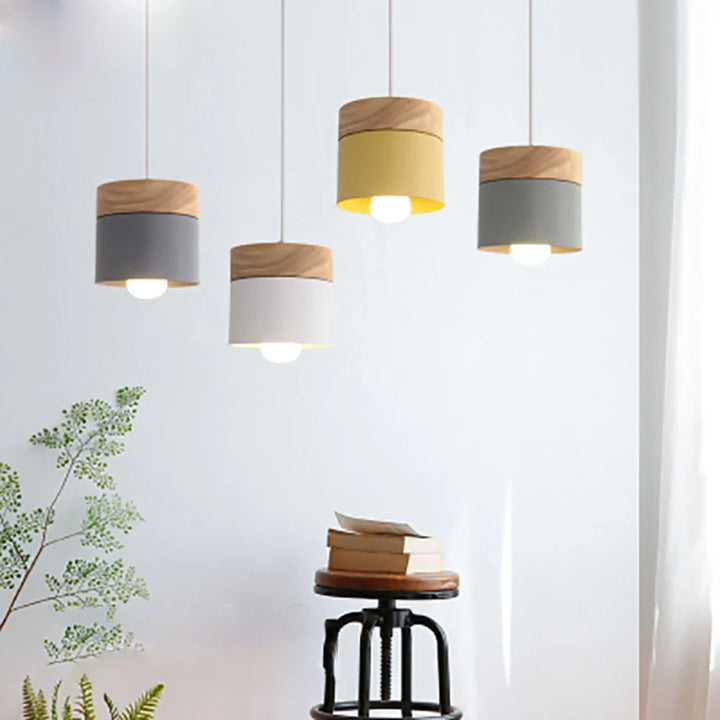 Lampa wisząca z cylindrycznym metalowym kloszem i drewnianą nakładką