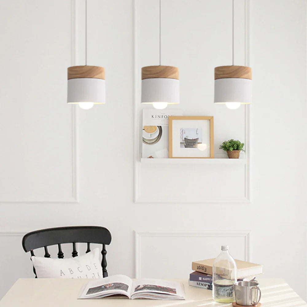 Lampa wisząca z cylindrycznym metalowym kloszem i drewnianą nakładką
