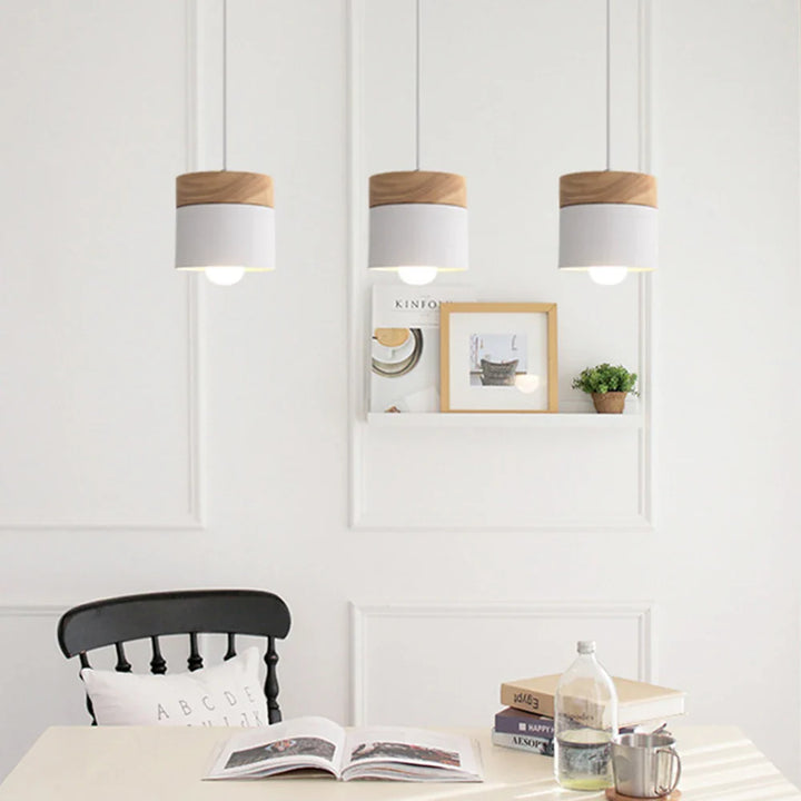 Lampa wisząca z cylindrycznym metalowym kloszem i drewnianą nakładką