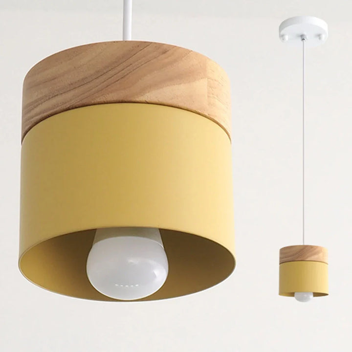 Lampa wisząca z cylindrycznym metalowym kloszem i drewnianą nakładką