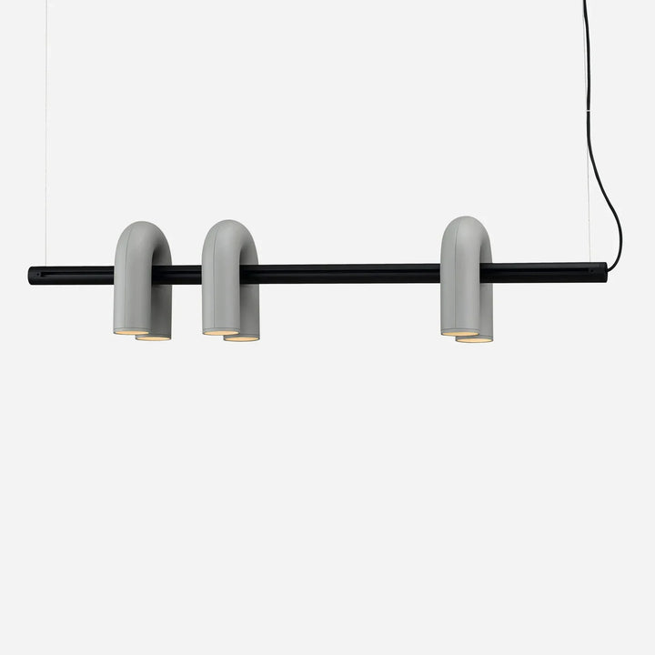 Lampa wisząca z cylindrycznymi punktami świetlnymi na łukowatych ramionach