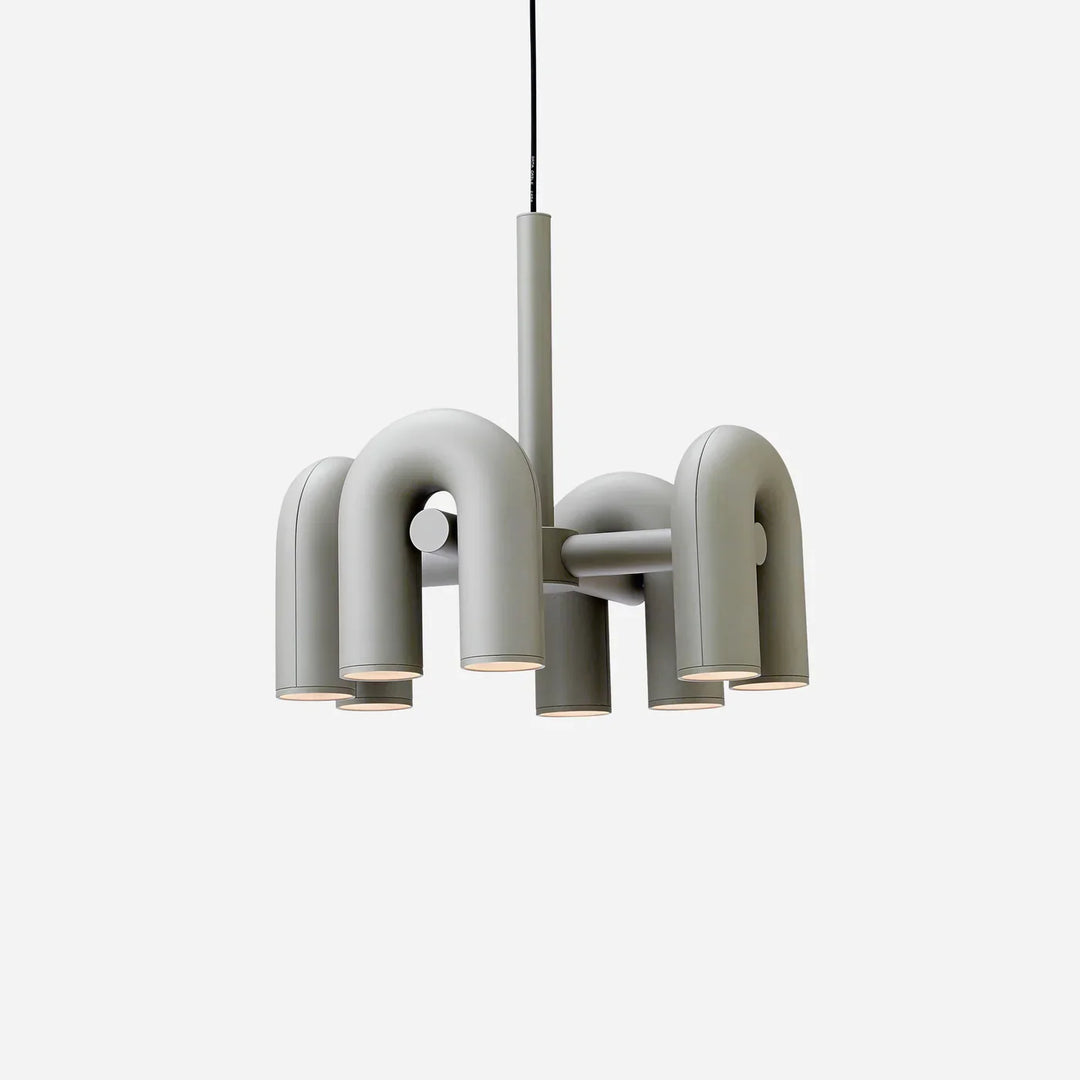 Lampa wisząca z cylindrycznymi punktami świetlnymi na łukowatych ramionach