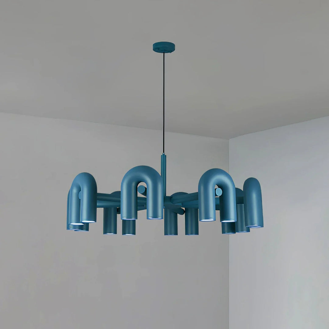 Lampa wisząca z cylindrycznymi punktami świetlnymi na łukowatych ramionach
