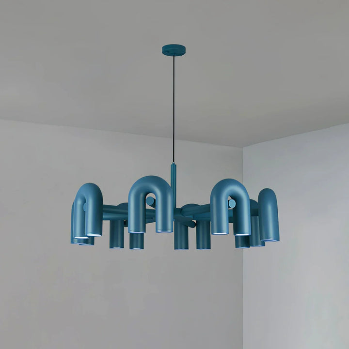 Lampa wisząca z cylindrycznymi punktami świetlnymi na łukowatych ramionach