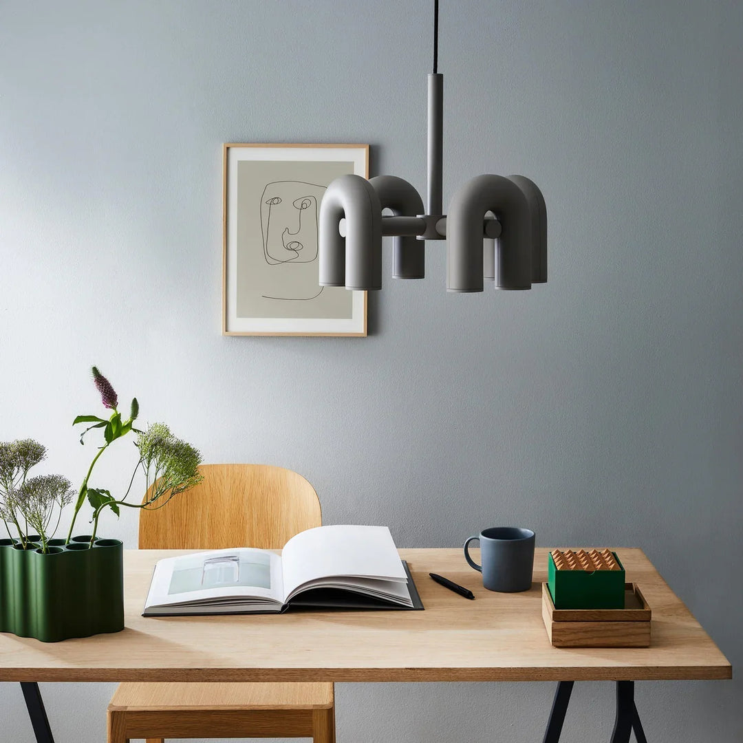 Lampa wisząca z cylindrycznymi punktami świetlnymi na łukowatych ramionach