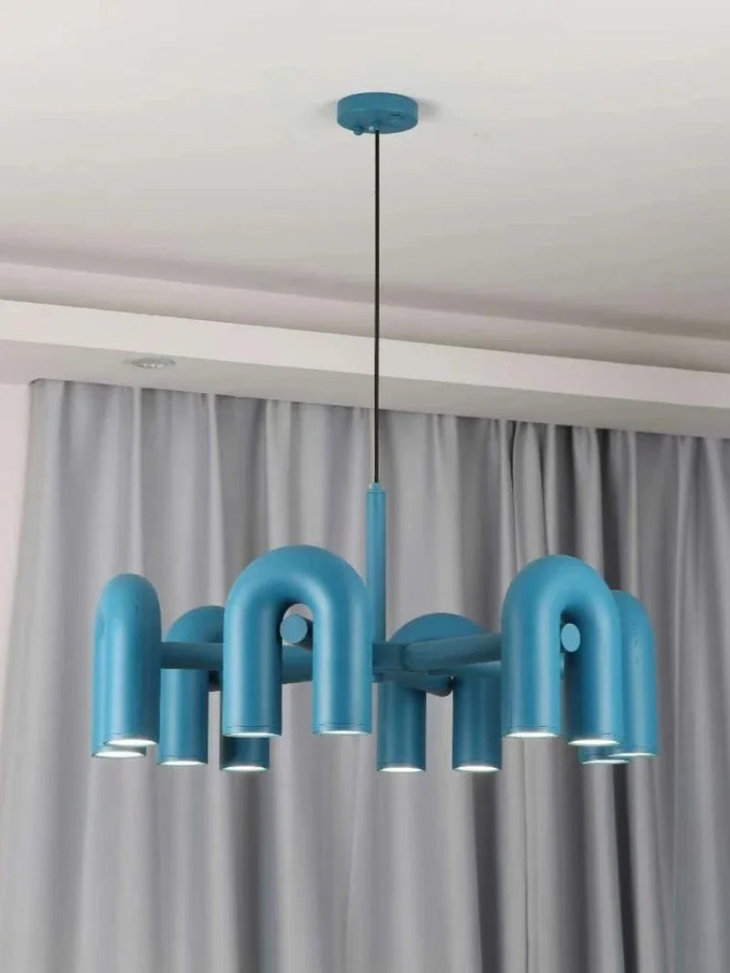 Lampa wisząca z cylindrycznymi punktami świetlnymi na łukowatych ramionach