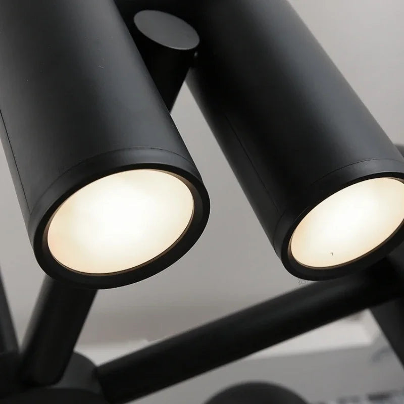 Lampa wisząca z cylindrycznymi punktami świetlnymi na łukowatych ramionach