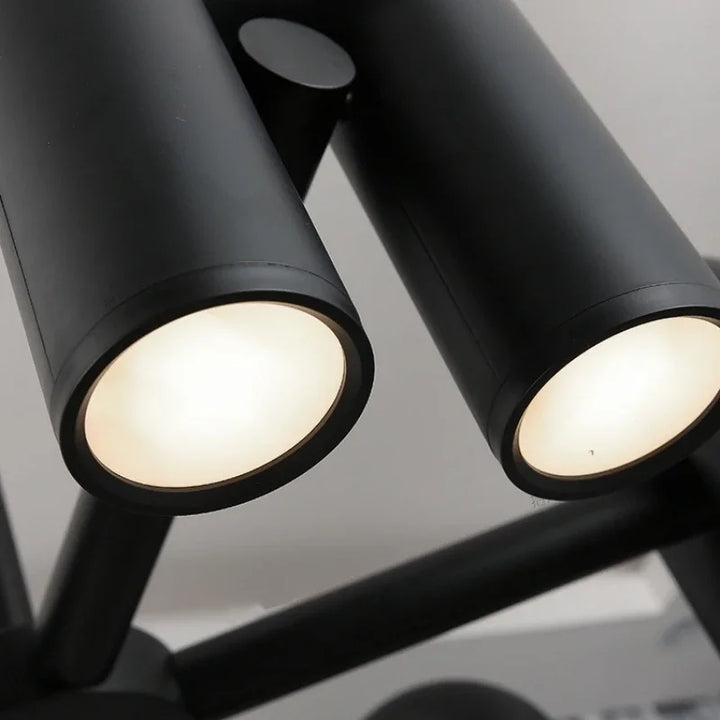 Lampa wisząca z cylindrycznymi punktami świetlnymi na łukowatych ramionach