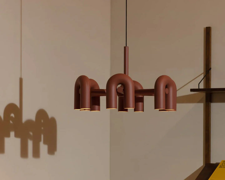 Lampa wisząca z cylindrycznymi punktami świetlnymi na łukowatych ramionach