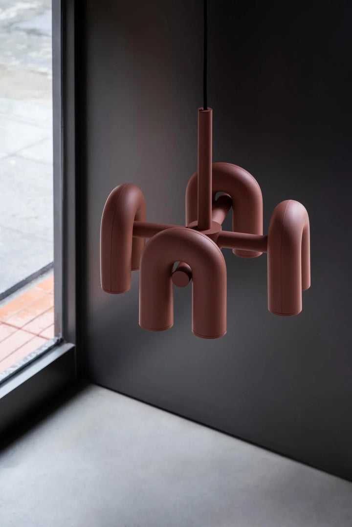 Lampa wisząca z cylindrycznymi punktami świetlnymi na łukowatych ramionach