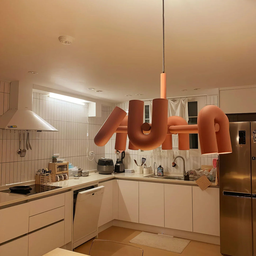 Lampa wisząca z cylindrycznymi punktami świetlnymi na łukowatych ramionach