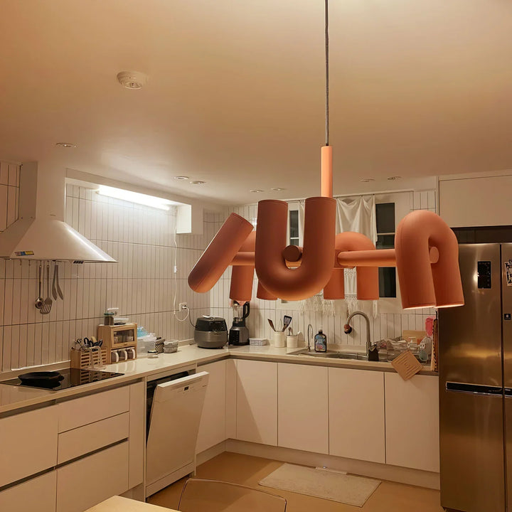 Lampa wisząca z cylindrycznymi punktami świetlnymi na łukowatych ramionach