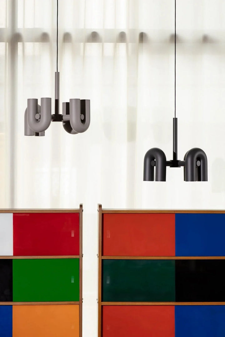 Lampa wisząca z cylindrycznymi punktami świetlnymi na łukowatych ramionach