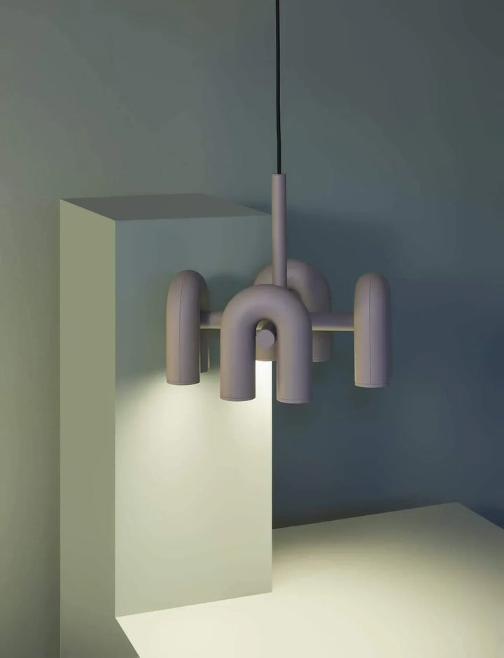 Lampa wisząca z cylindrycznymi punktami świetlnymi na łukowatych ramionach