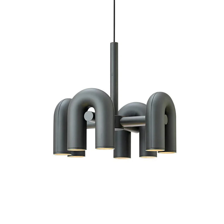 Lampa wisząca z cylindrycznymi punktami świetlnymi na łukowatych ramionach