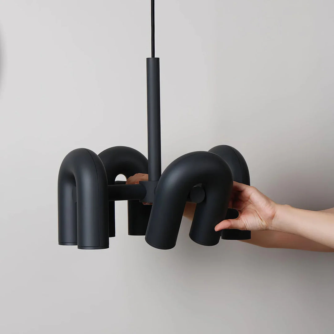 Lampa wisząca z cylindrycznymi punktami świetlnymi na łukowatych ramionach