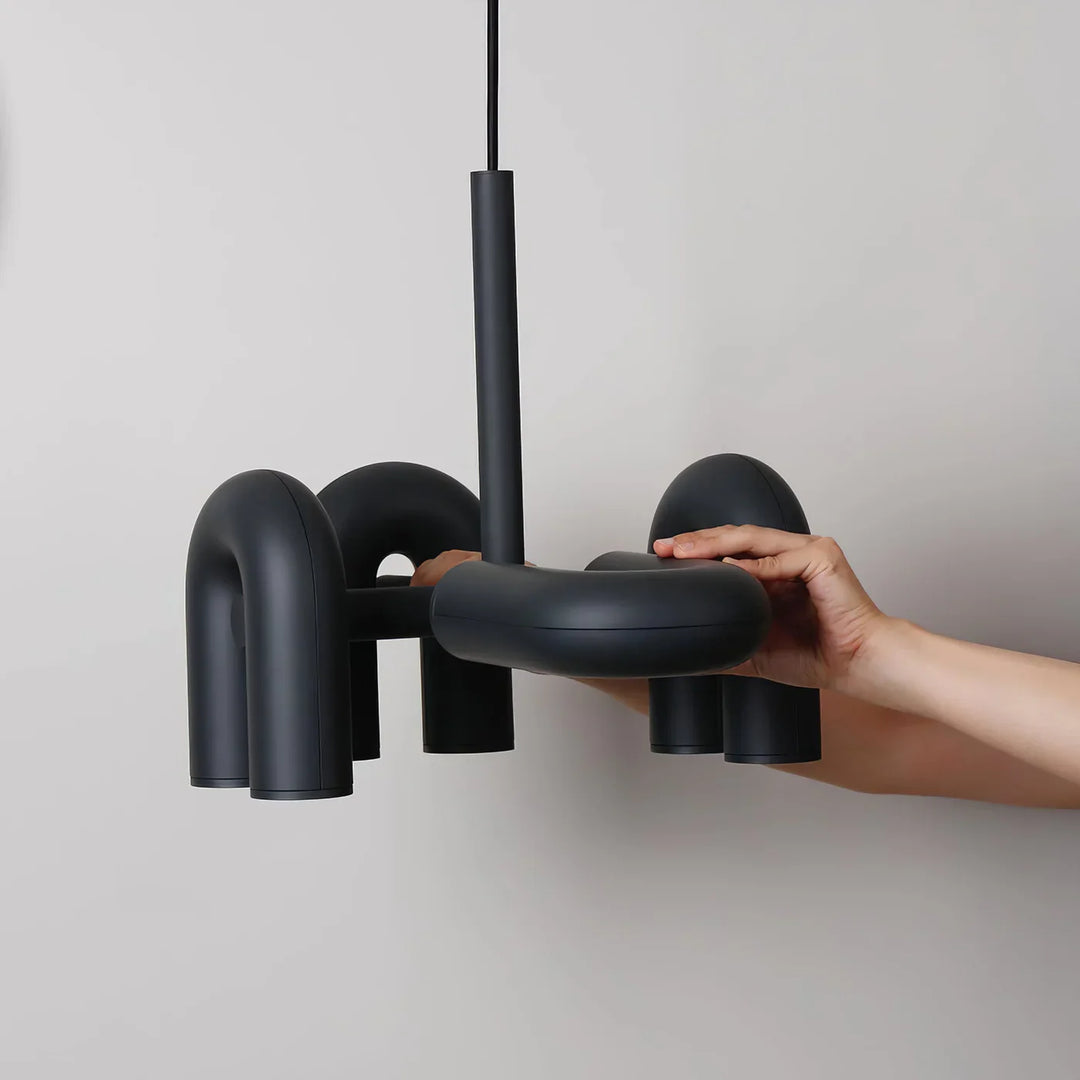 Lampa wisząca z cylindrycznymi punktami świetlnymi na łukowatych ramionach