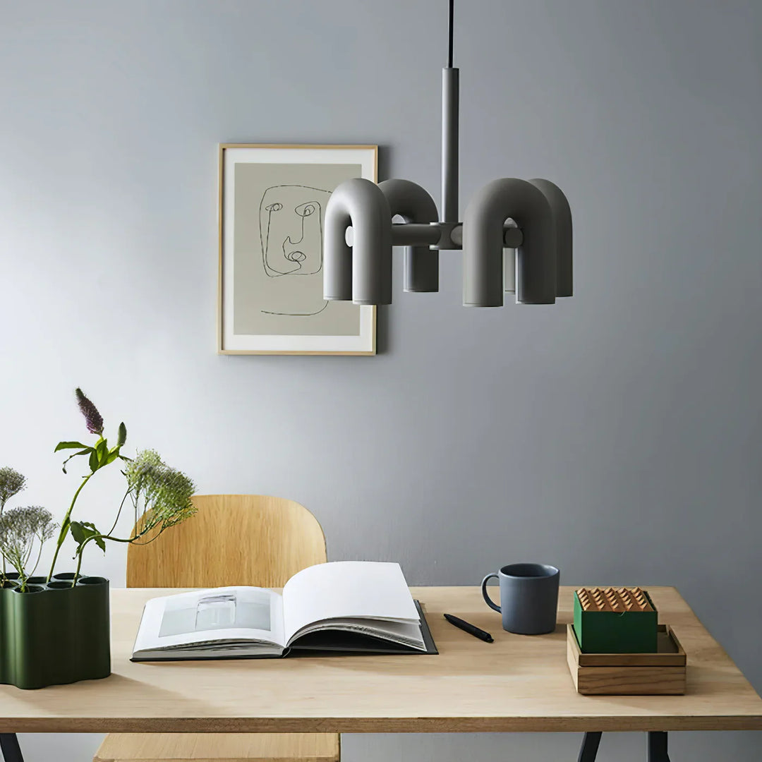 Lampa wisząca z cylindrycznymi punktami świetlnymi na łukowatych ramionach