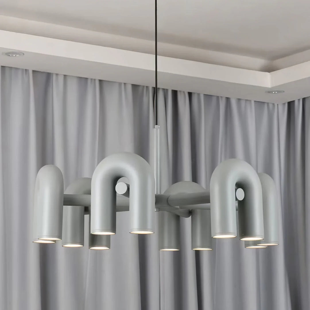 Lampa wisząca z cylindrycznymi punktami świetlnymi na łukowatych ramionach