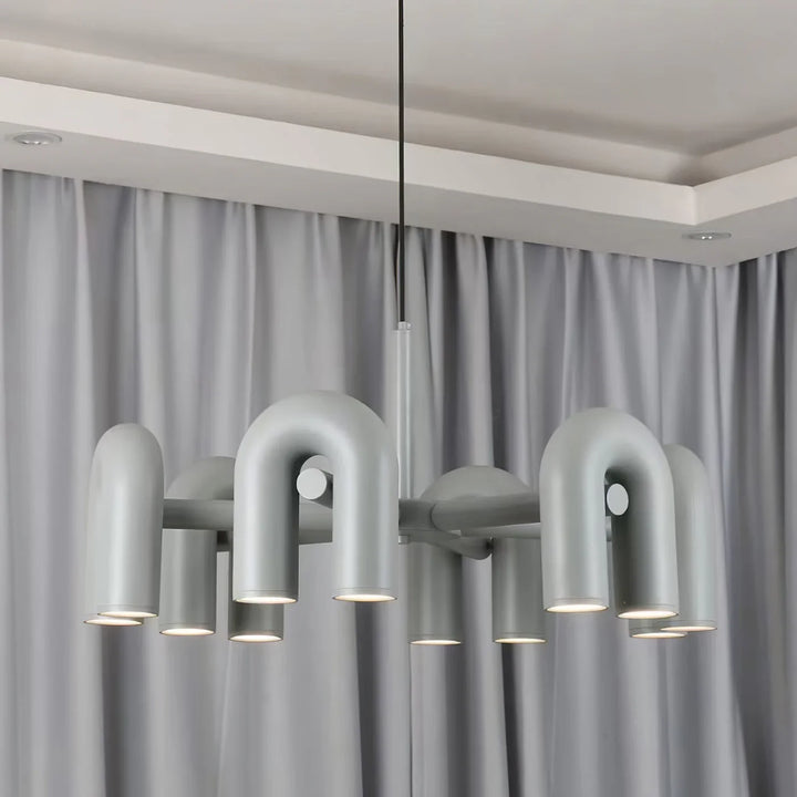 Lampa wisząca z cylindrycznymi punktami świetlnymi na łukowatych ramionach