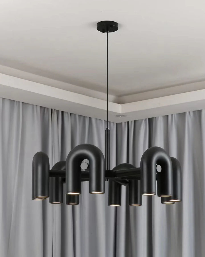 Lampa wisząca z cylindrycznymi punktami świetlnymi na łukowatych ramionach