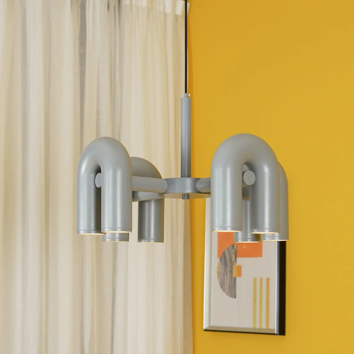 Lampa wisząca z cylindrycznymi punktami świetlnymi na łukowatych ramionach