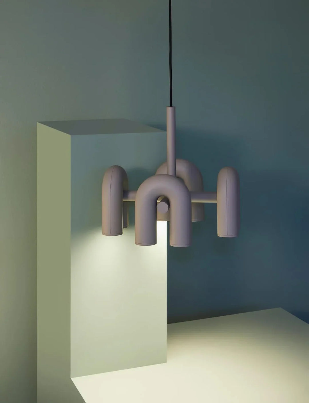 Lampa wisząca z cylindrycznymi punktami świetlnymi na łukowatych ramionach