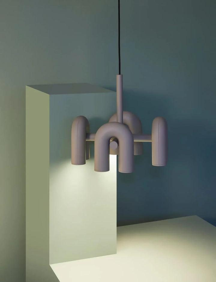 Lampa wisząca z cylindrycznymi punktami świetlnymi na łukowatych ramionach