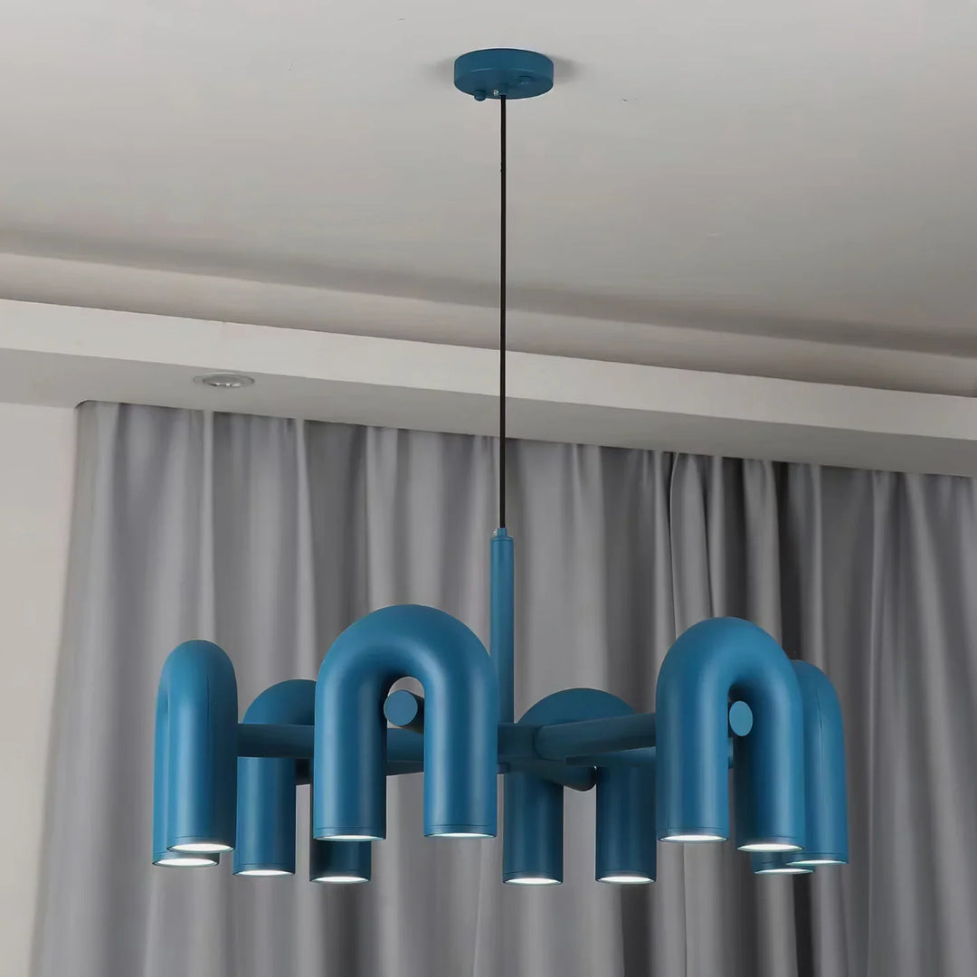 Lampa wisząca z cylindrycznymi punktami świetlnymi na łukowatych ramionach