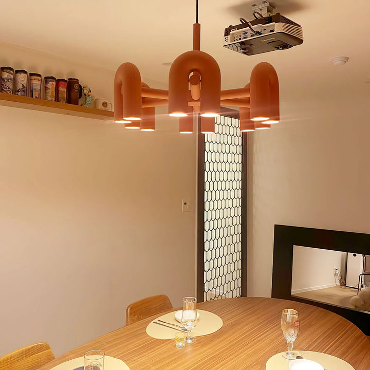 Lampa wisząca z cylindrycznymi punktami świetlnymi na łukowatych ramionach