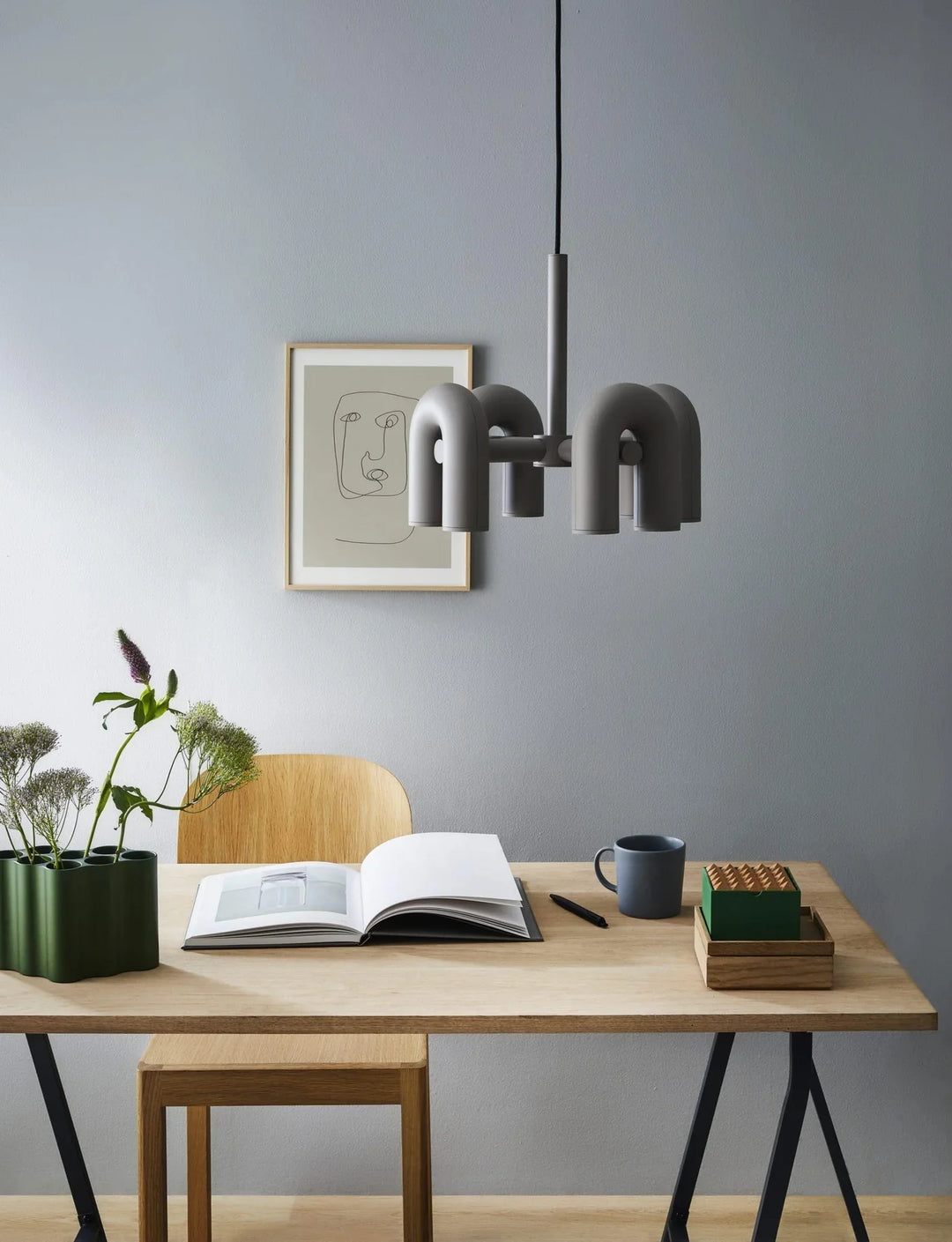 Lampa wisząca z cylindrycznymi punktami świetlnymi na łukowatych ramionach