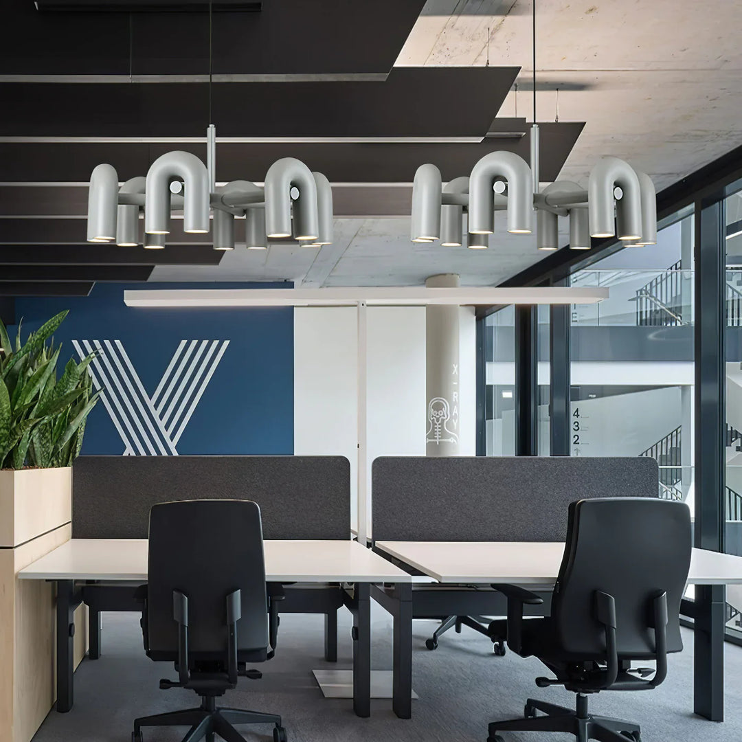Lampa wisząca z cylindrycznymi punktami świetlnymi na łukowatych ramionach