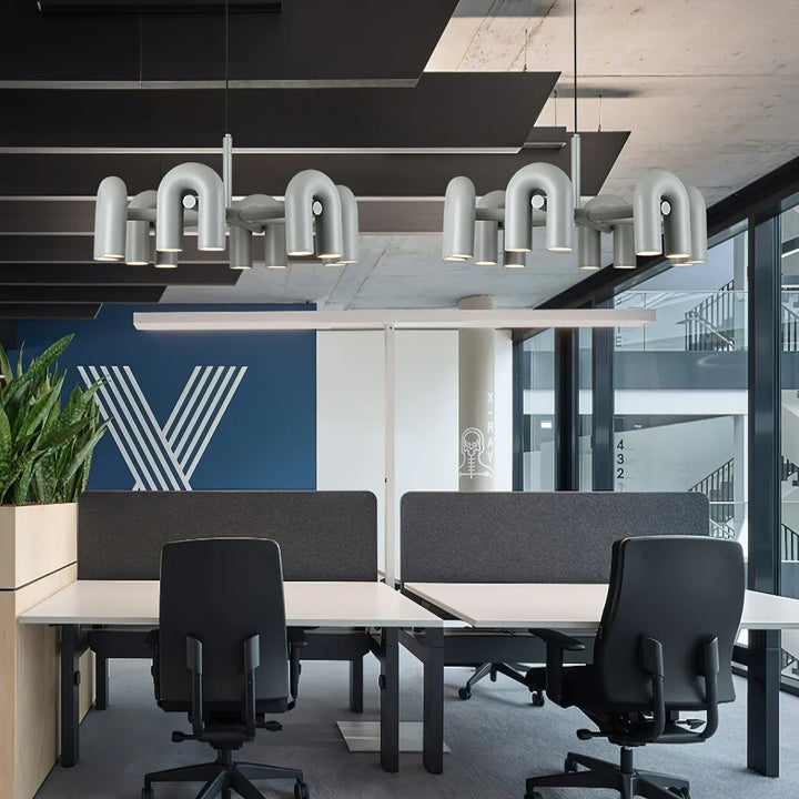 Lampa wisząca z cylindrycznymi punktami świetlnymi na łukowatych ramionach