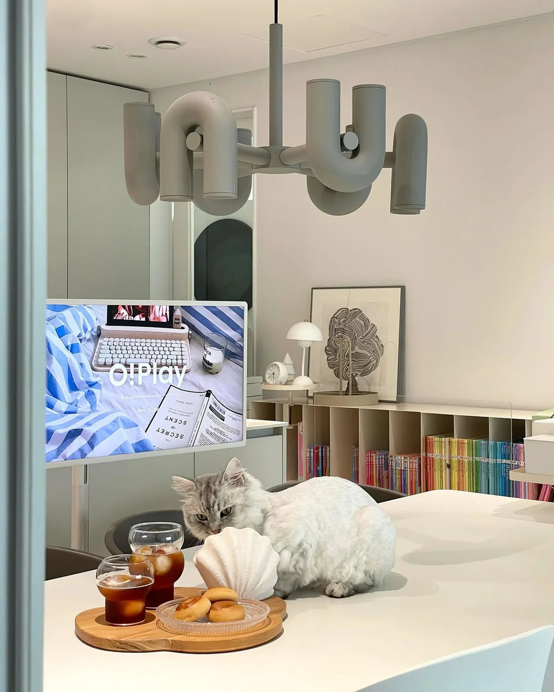Lampa wisząca z cylindrycznymi punktami świetlnymi na łukowatych ramionach