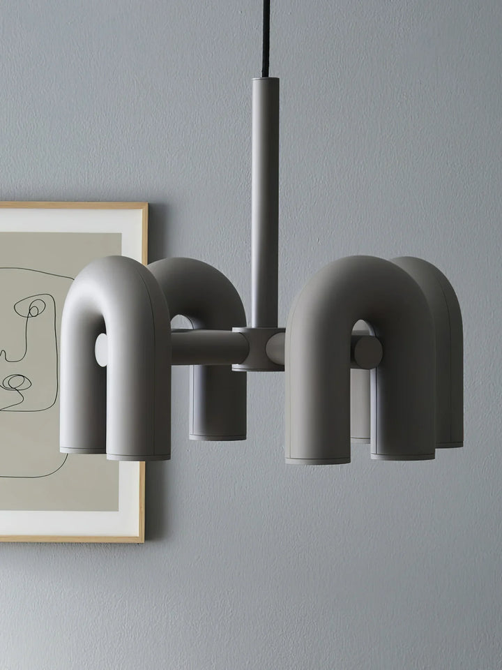 Lampa wisząca z cylindrycznymi punktami świetlnymi na łukowatych ramionach