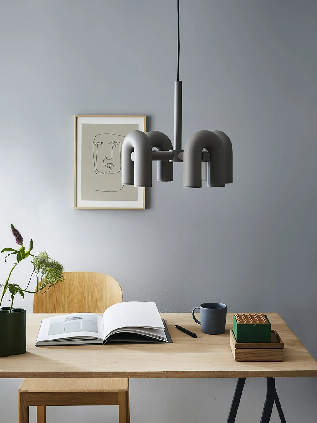 Lampa wisząca z cylindrycznymi punktami świetlnymi na łukowatych ramionach