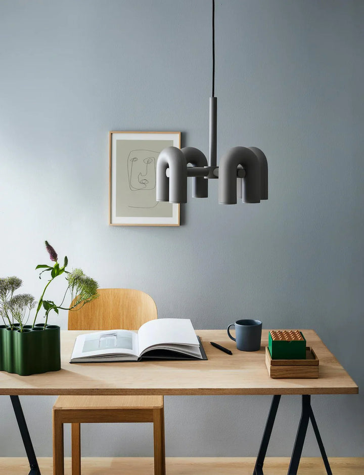 Lampa wisząca z cylindrycznymi punktami świetlnymi na łukowatych ramionach