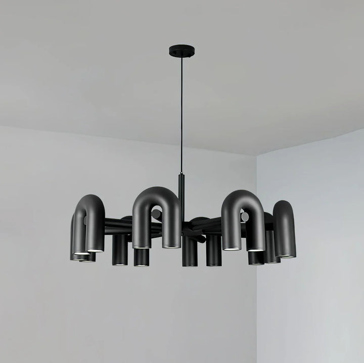 Lampa wisząca z cylindrycznymi punktami świetlnymi na łukowatych ramionach