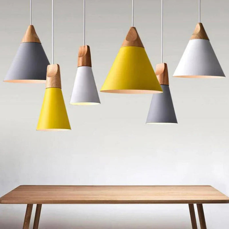 Lampa wisząca z drewnem i metalowym stożkiem
