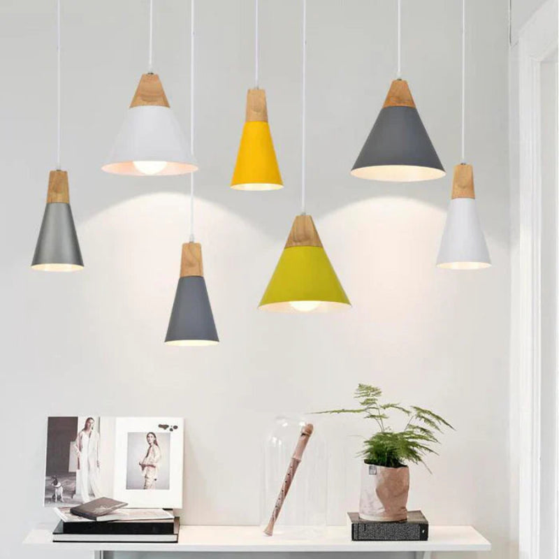 Lampa wisząca z drewnem i metalowym stożkiem