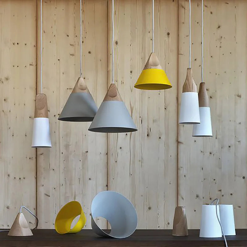 Lampa wisząca z drewnem i metalowym stożkiem