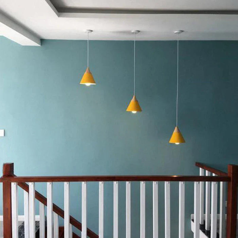 Lampa wisząca z drewnem i metalowym stożkiem
