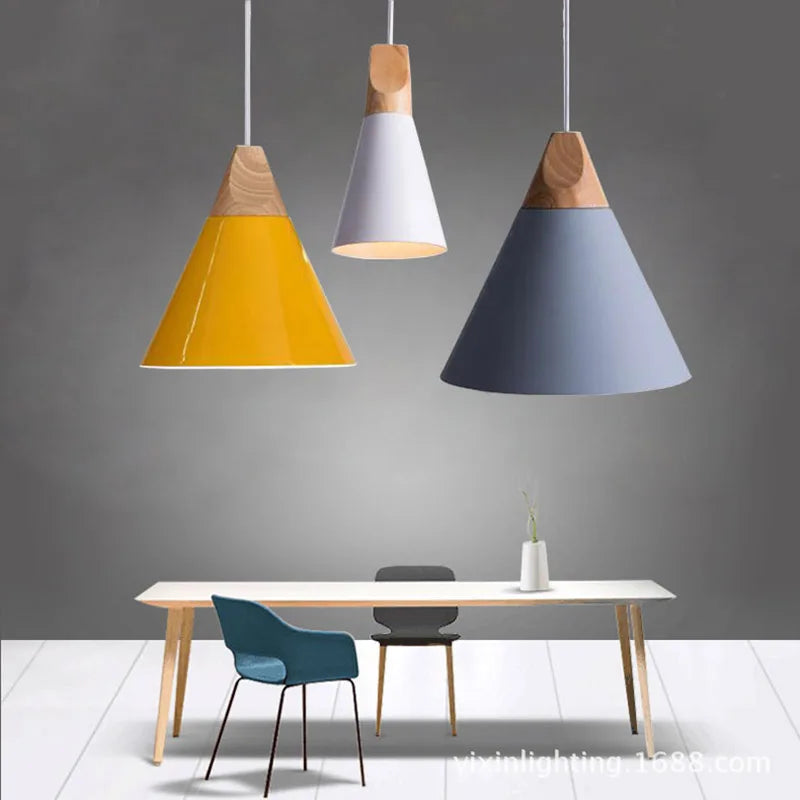Lampa wisząca z drewnem i metalowym stożkiem