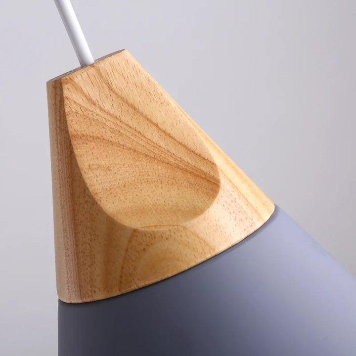 Lampa wisząca z drewnem i metalowym stożkiem