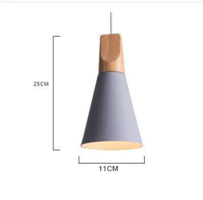 Lampa wisząca z drewnem i metalowym stożkiem