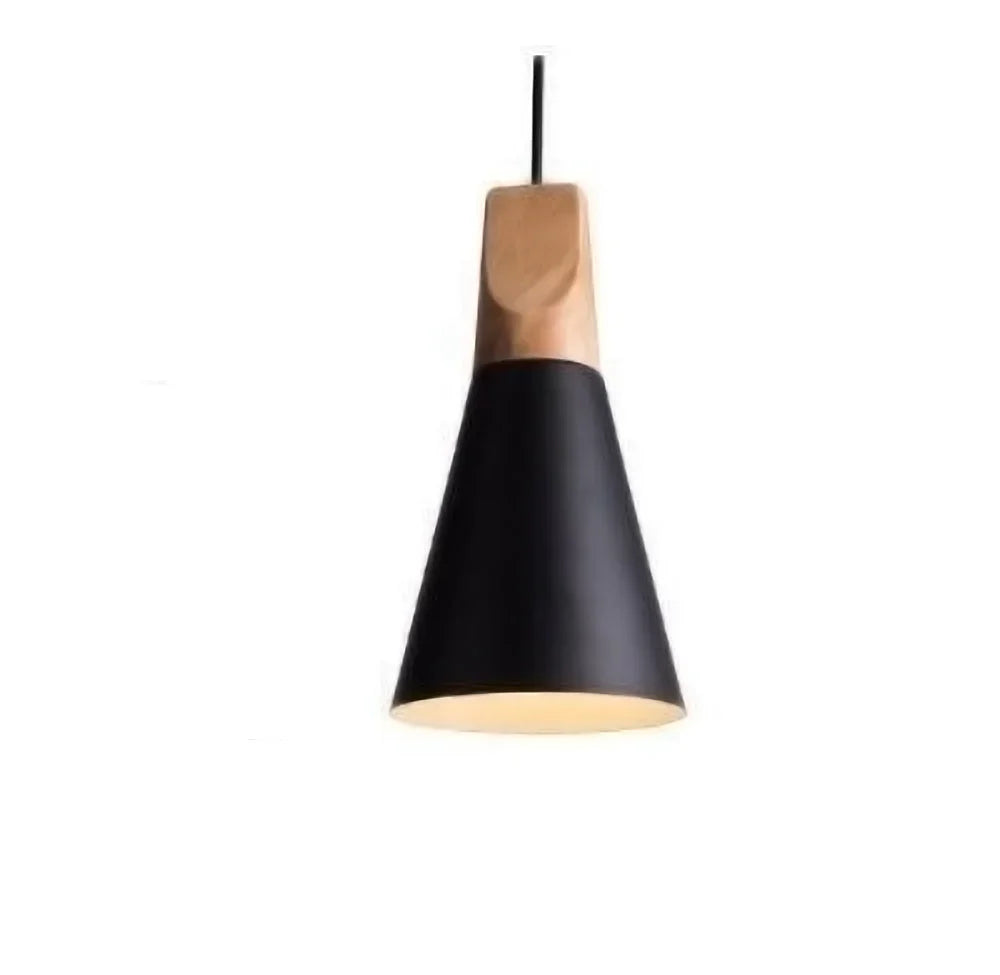 Lampa wisząca z drewnem i metalowym stożkiem