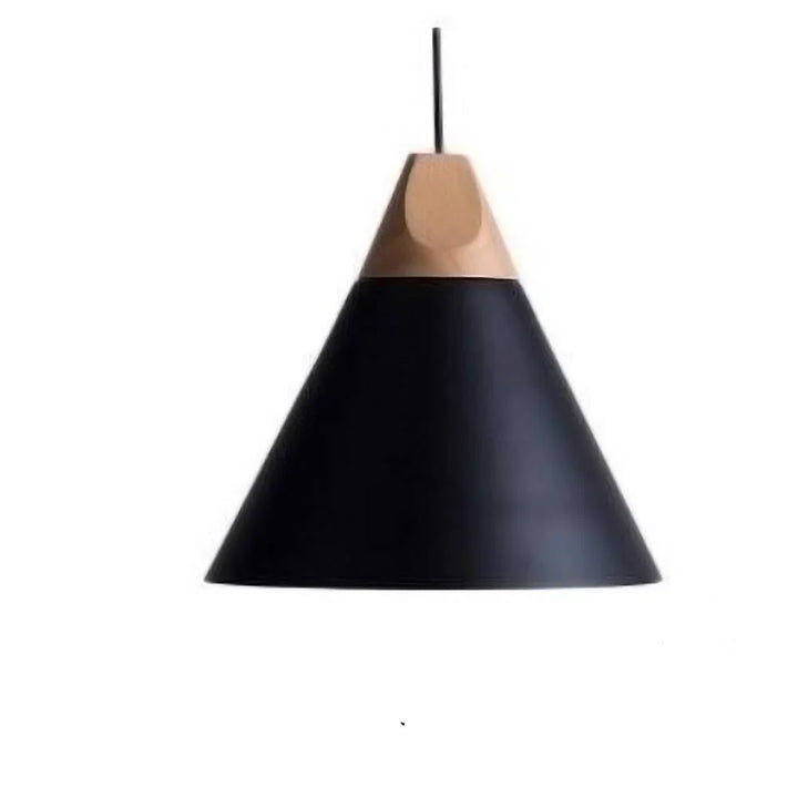 Lampa wisząca z drewnem i metalowym stożkiem