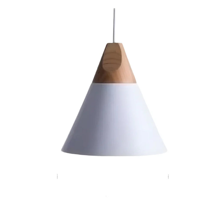 Lampa wisząca z drewnem i metalowym stożkiem