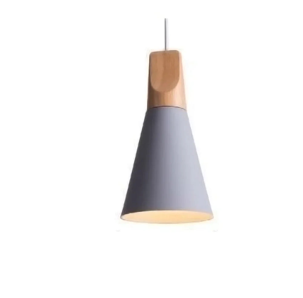 Lampa wisząca z drewnem i metalowym stożkiem