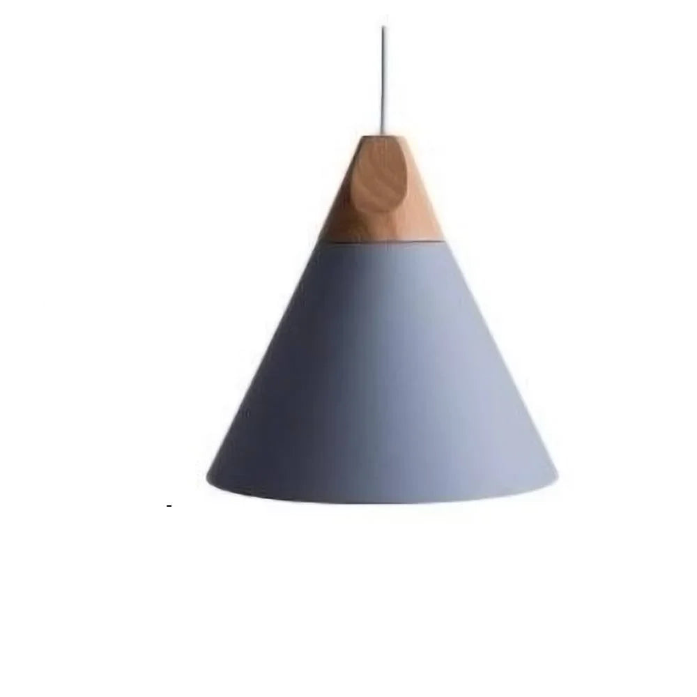 Lampa wisząca z drewnem i metalowym stożkiem